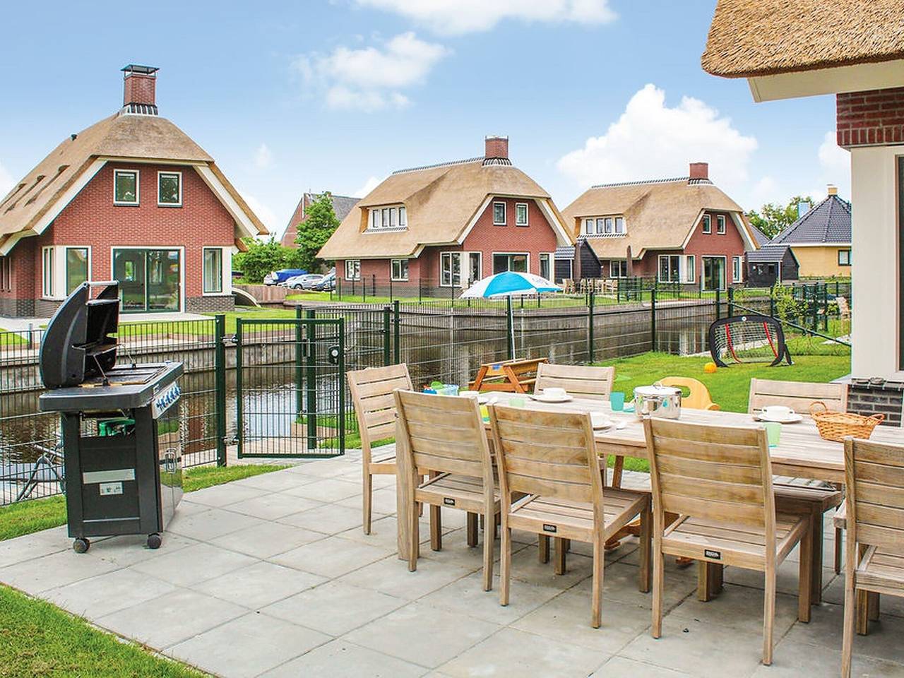 Villa in Friesland mit Wassersteg in Idskenhuizen, Ijsselmeer