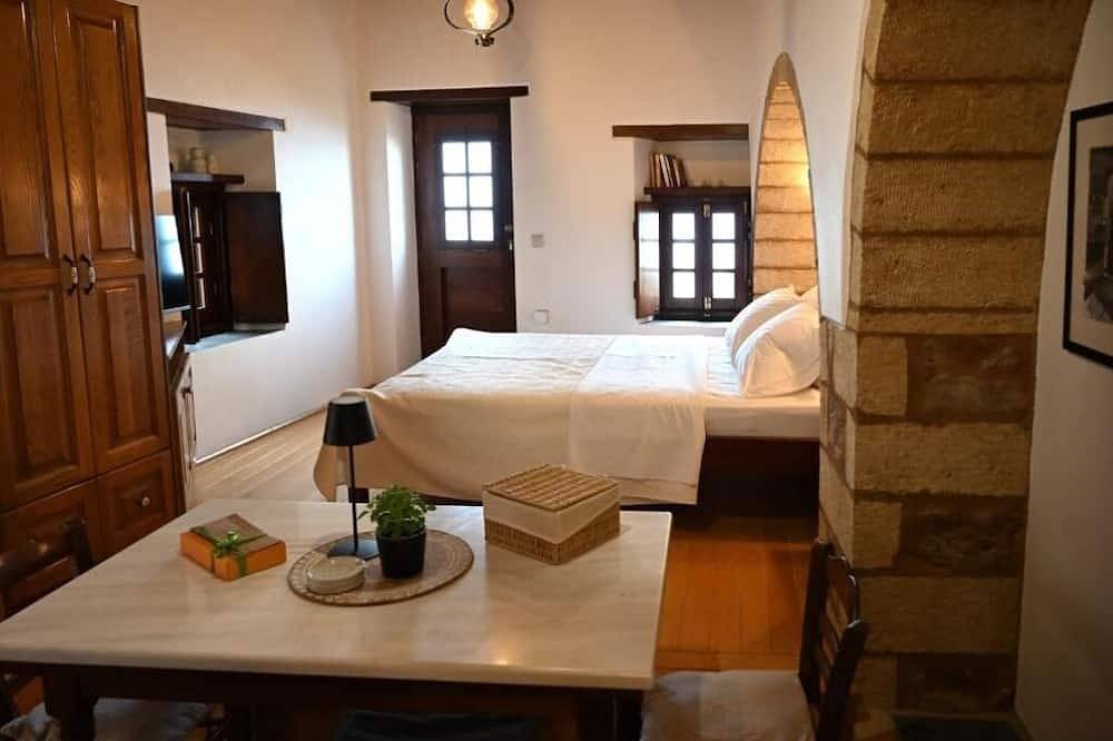 Ganze Wohnung, Charming Stay with Stunning Views -Petra– Monolithos Inn in Monemvasia, Peloponnes