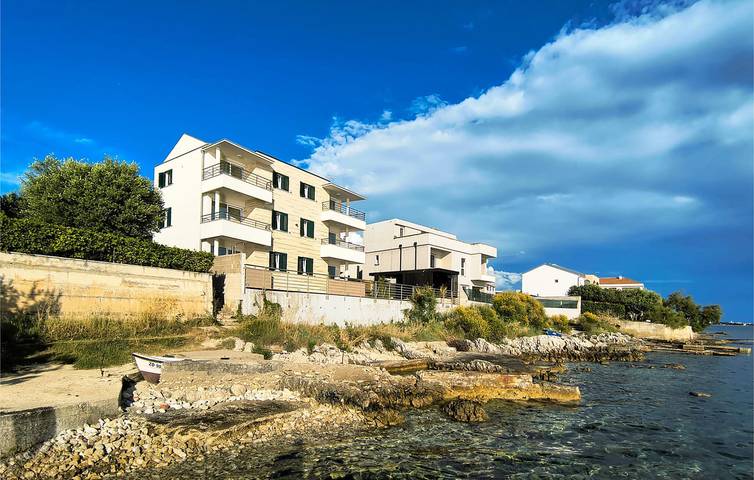 Gemütliche 1-Zimmer-Wohnung mit Pool, WLAN und nur 400 m vom Strand entfernt in Strand Kožino, Zadar (Kommun)