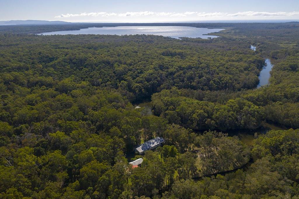 Noosa-Flussuferhäuschen in der australischen Buscheinstellung in Noosa