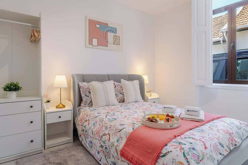 Hostwise - Colourful 2-Home w/ Terrace in Boavista in Porto, Porto Distrikt