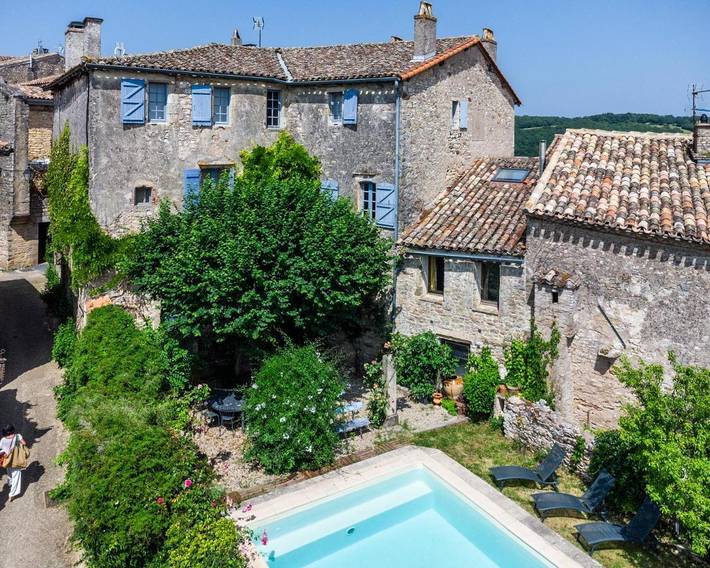 Chambre d’hôte pour 2 personnes, avec vue ainsi que jardin et piscine, animaux acceptés à Puycelsi