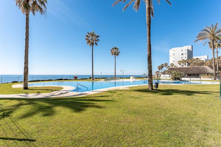 Ganze Wohnung, Ferienwohnung "Mi Capricho Beachfront Apt" mit Wlan und Gemeinschaftspool in Urbanizacion Calahonda, Mijas