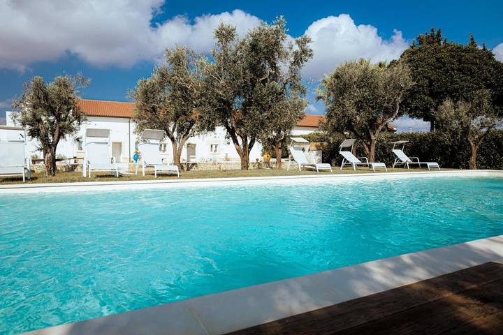B&b per 2 persone, con piscina e panorama nonché giardino, adatto a famiglie con bambini in San Pietro Vernotico