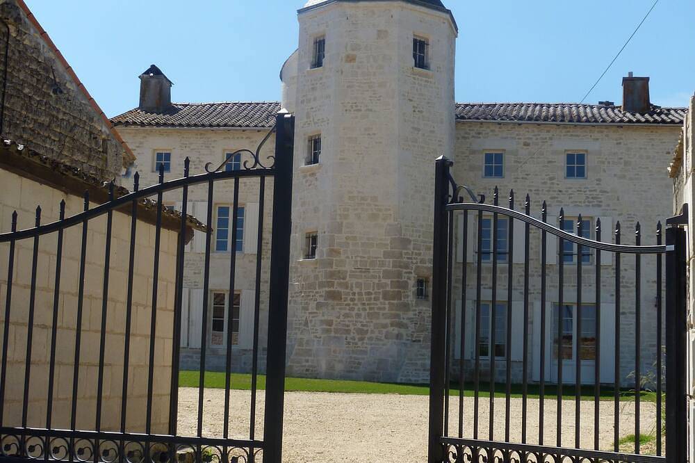 Logis de Pierre Levée - Bed and breakfast 5 minutes from Niort (79) in Bessines, Región de Niort