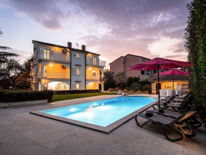 Ferienhaus für 12 Personen, mit Terrasse und Garten sowie Pool, mit Haustier in Poreč