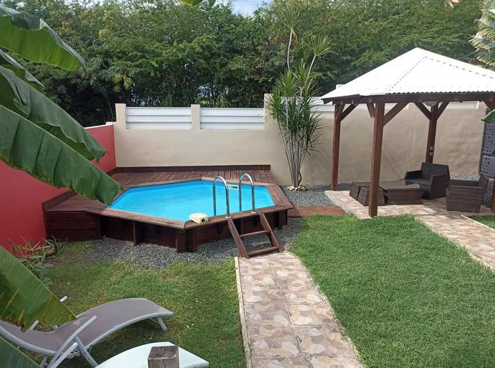 Gîte pour 4 personnes, avec terrasse ainsi que jardin et piscine à Saint-François - 3