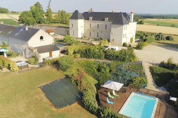 Location de vacances pour 5 personnes, avec jardin et terrasse ainsi que piscine et jacuzzi à Lerné