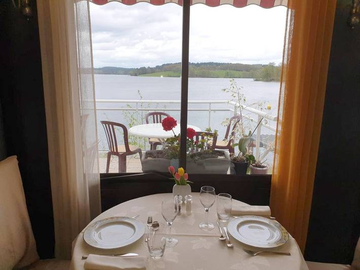 Hôtel pour 3 personnes, avec Balcon et Terrasse ainsi que Jardin et Vue sur le lac