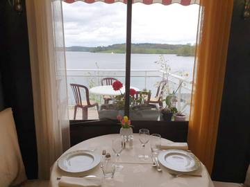 Hôtel pour 3 personnes, avec vue ainsi que vue sur le lac et jardin dans Lac de Vassivière