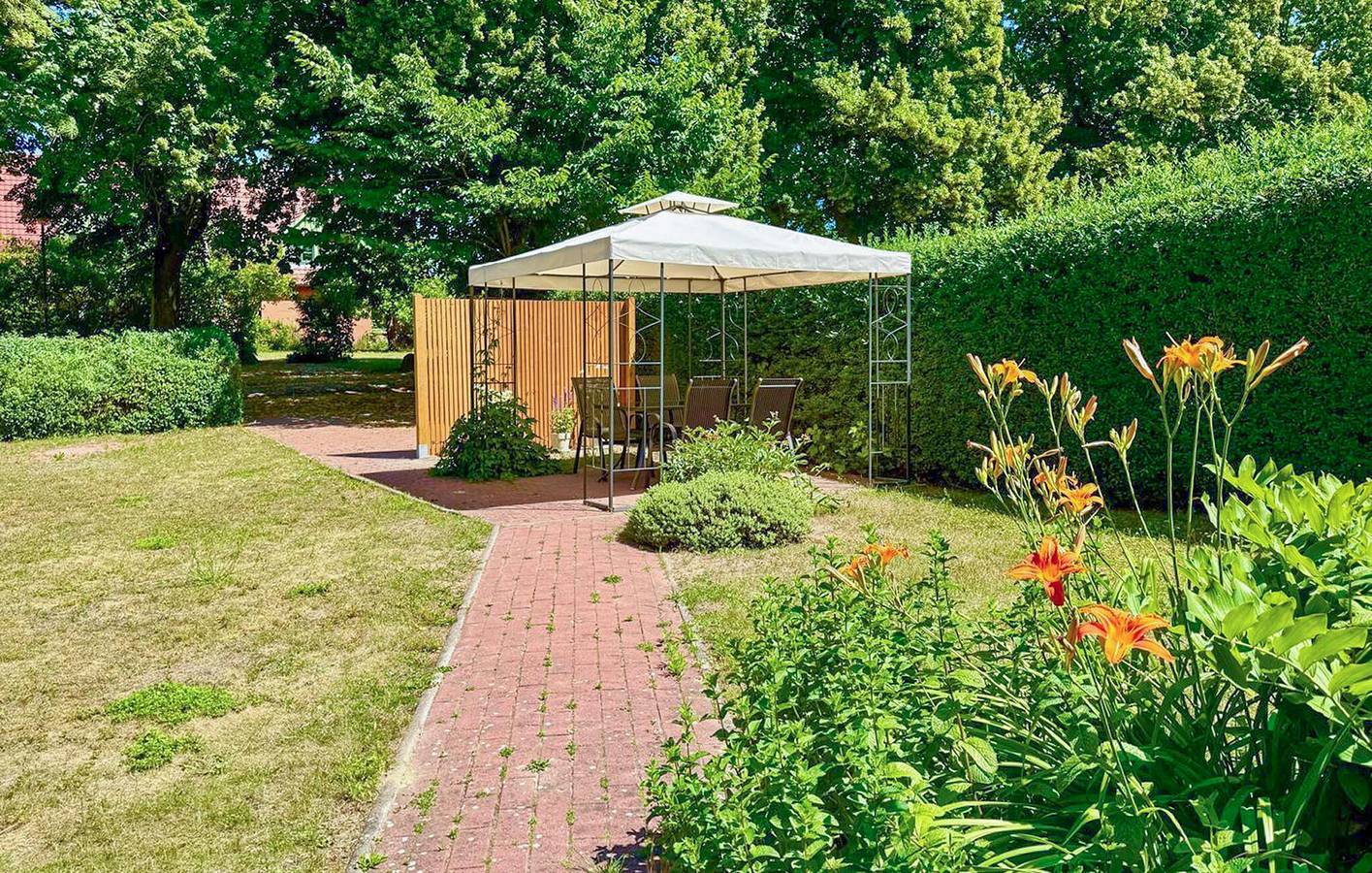 Stilvolle Wohnung mit Seeblick, Parkplatz und Internet in Vipperow, Müritz