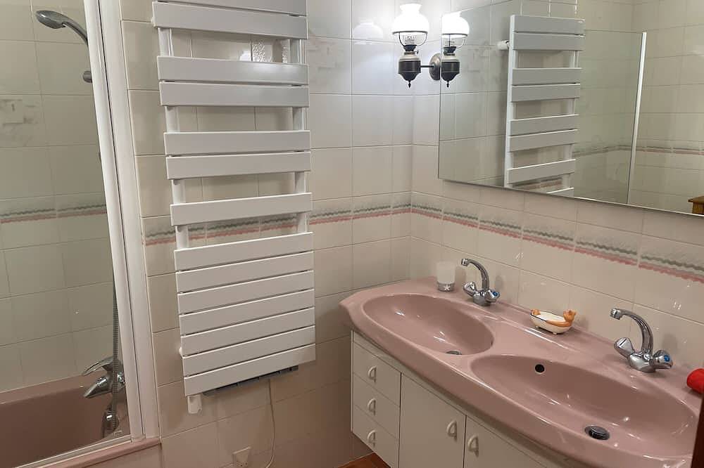 Entire apartment, Apartment 'La Ferme De 1876' with Mountain View, Shared Garden and Wi-Fi in Marignier, Bonneville region