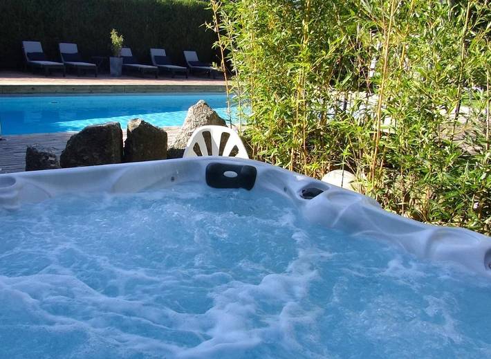 Location de vacances pour 10 personnes, avec piscine ainsi que jardin et jacuzzi à Chaudes-Aigues - 2