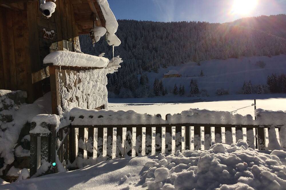 Appartement entier, Gîte de charme 2 personnes au coeur du Haut-Jura in Lajoux, Parc naturel régional du Haut-Jura