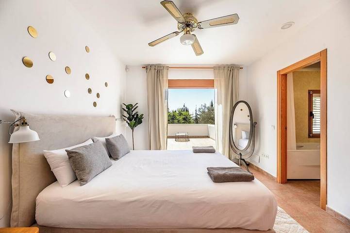 🌴 Villa Mika Ibiza – Piscine, 4 chambres, 3 en suite · 7 min Playa d'en Bossa in Sant Josep de sa Talaia, Ibiza du Sud