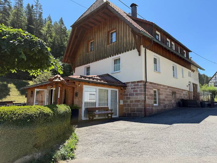 Gruppen-Mehrgenerationen-Ferienhaus bis 12 Personen: Sauna, Kamin, Garten & eingezäunte Hundewiese in Enzklösterle, Nordschwarzwald