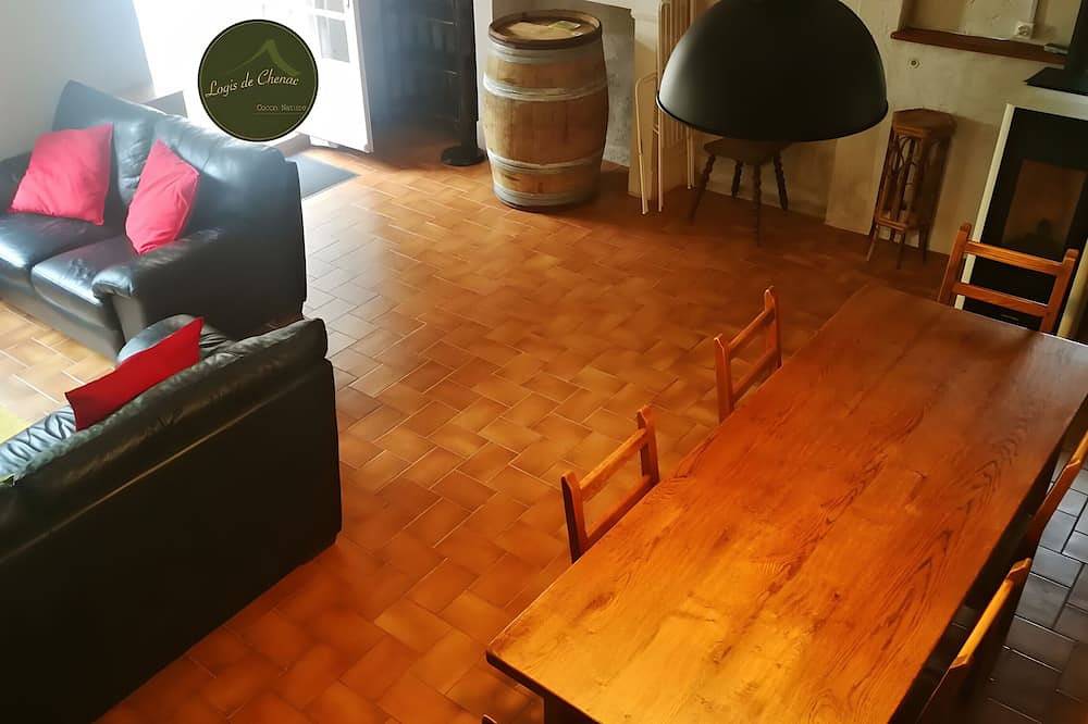 Guest Room “Chambre Geluck” with Shared Pool, Communal Terrace and Wi-Fi in Chenac-Saint-Seurin-d'Uzet, Saintes region