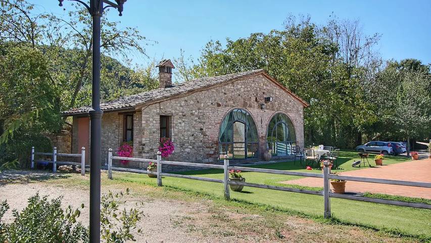 Ferienhaus für 4 Personen, mit Whirlpool und Sauna sowie Garten und Pool in Todi