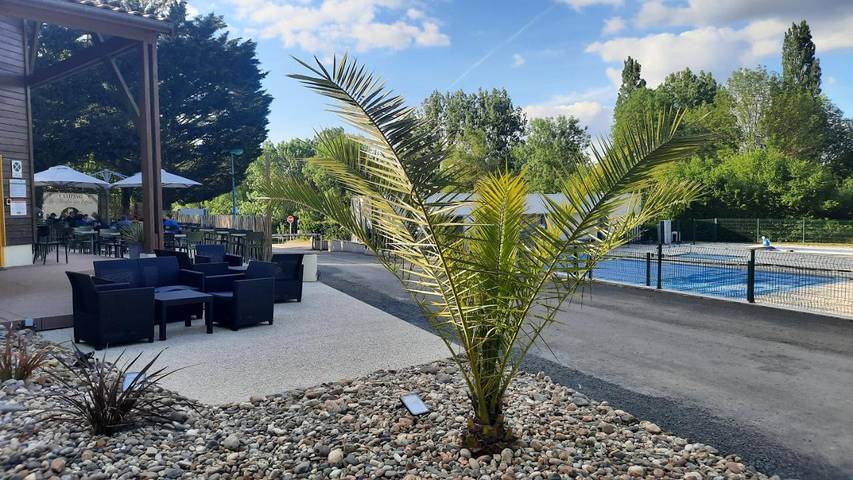 Location de vacances pour 4 personnes, avec piscine ainsi que terrasse et vue à Secondigny