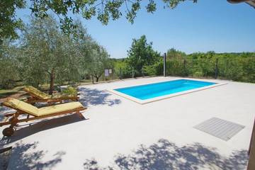 Ferienhaus für 4 Personen, mit Garten und Terrasse in Medulin