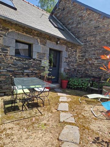 Gîte pour 2 personnes, avec terrasse et vue dans Bon Repos sur Blavet