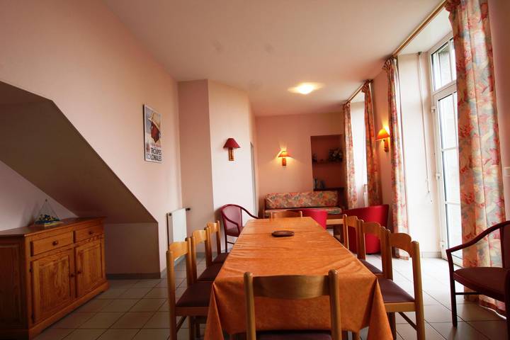 Gîte for 10 people, with terrace and garden in Normandy