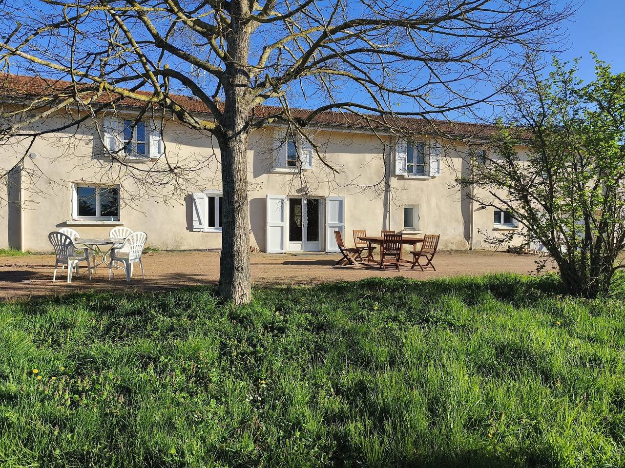 Gîte 'Domaine de Collonges' met privéterras en eigen tuin in Saint-Georges-de-Baroille, Roanne en omgeving