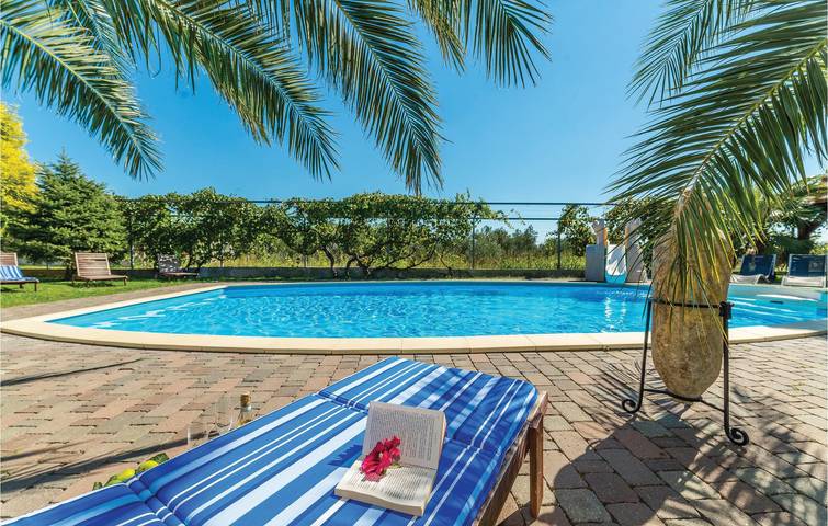 Gemütliches Apartment mit Meerblick, Pool und Terrasse, 700 m vom Strand entfernt in Općina Sveti Filip i Jakov, Zadar