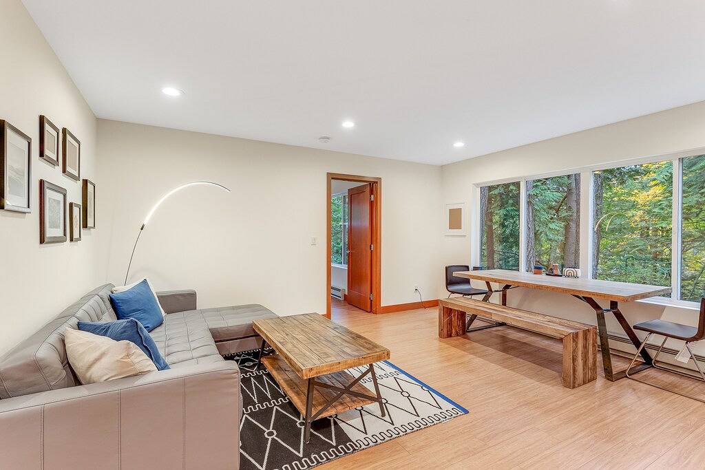 Modern, dog-friendly cabin with fast Wifi, washer/dryer, deck & forest views in Orcas Island