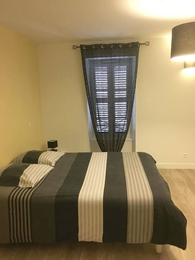 Triple Room with Shower in Saint-Menoux, Allier