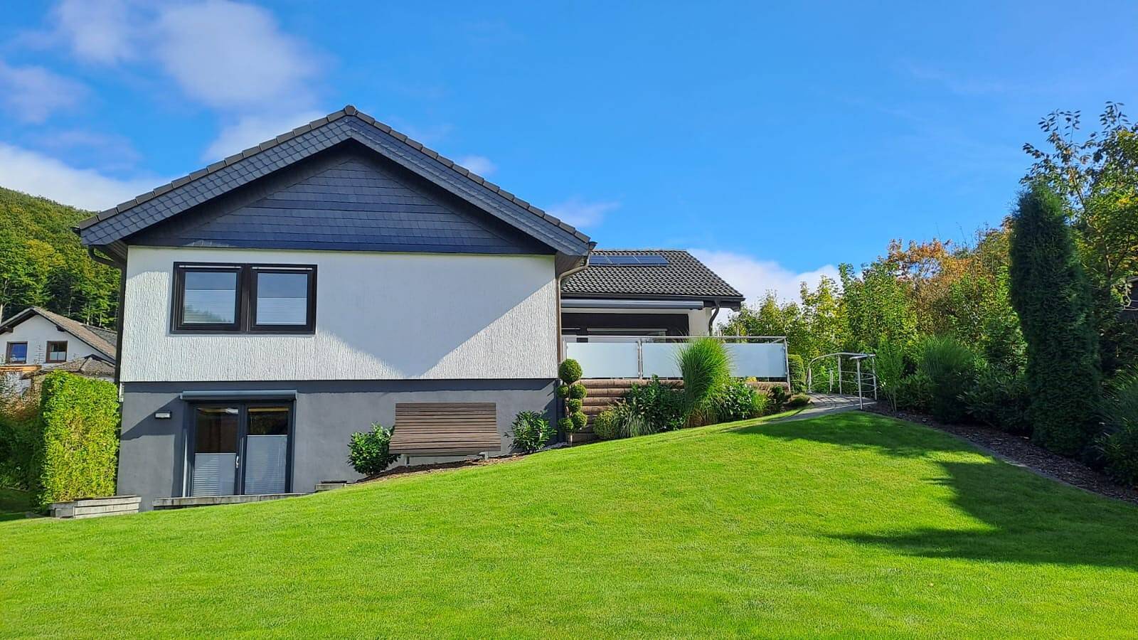 Ferienhaus Am Rarbach, 140 m² – direkt am Dorfpark und Bachlauf, große Terrasse mit Bergblick in Schmallenberg, Hochsauerlandkreis