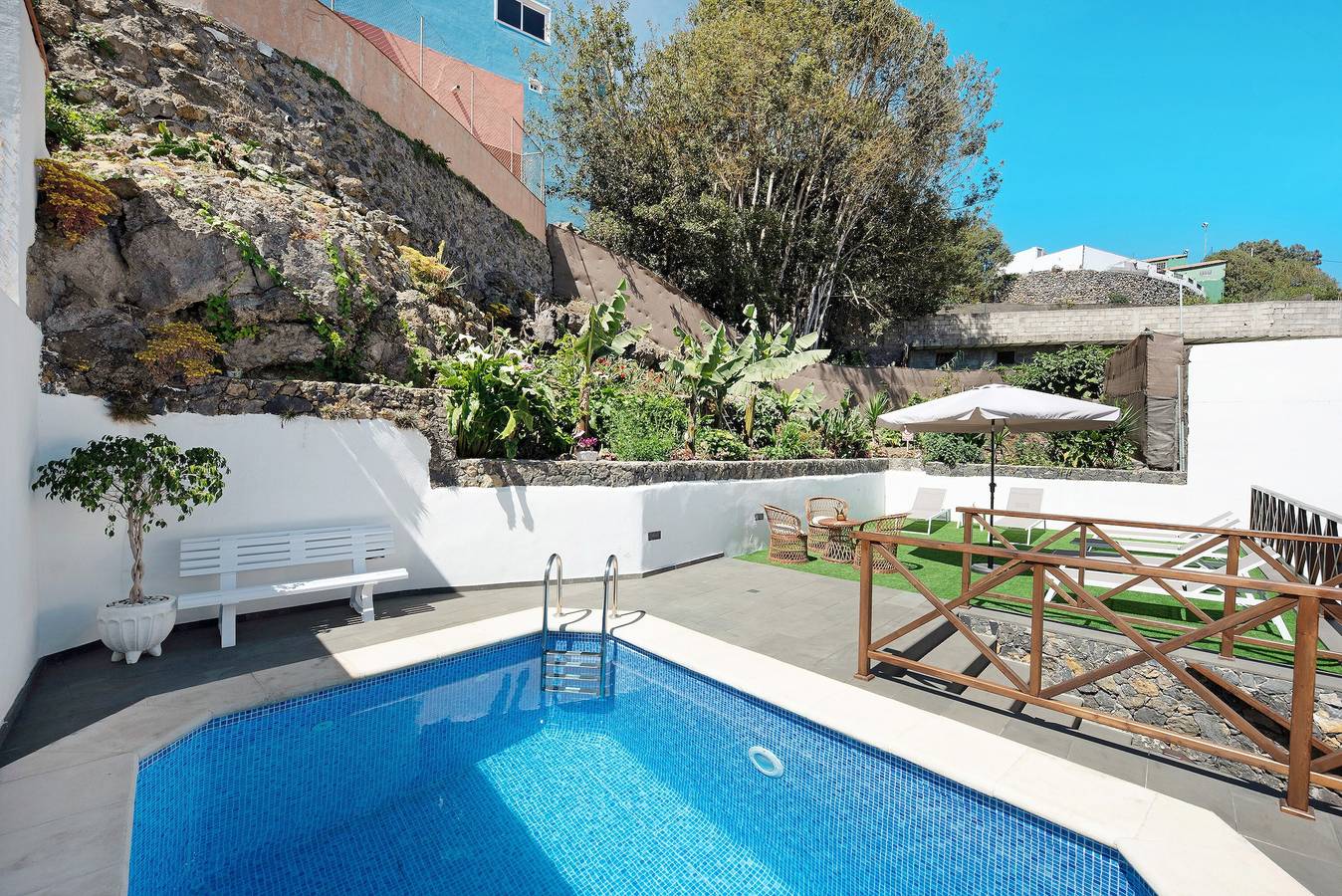 Casa vacacional "Casa Margarita" con vistas a la montaña, piscina, terraza y Wi-Fi in El Farrobo, La Guancha
