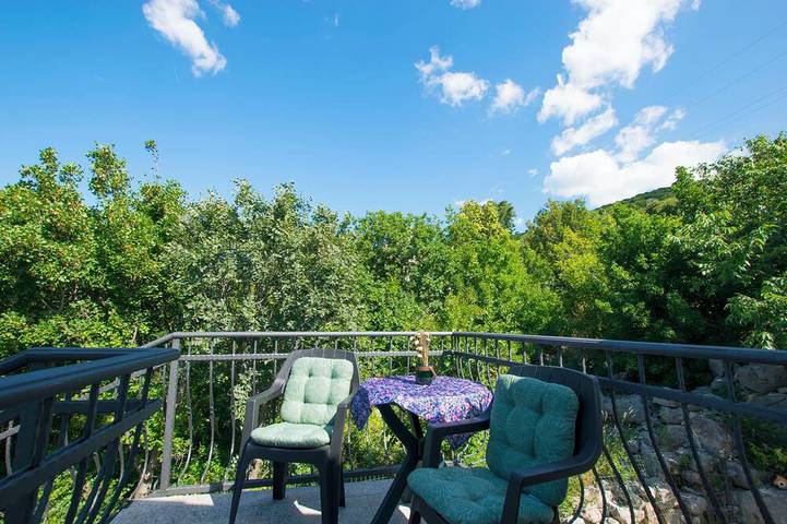 Ferienwohnung für 4 Personen, mit Pool und Garten in Karlobag