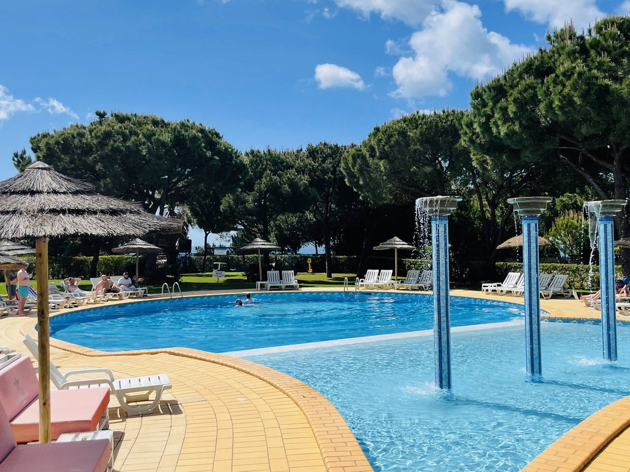 Entire apartment, Sunny 1Br Apartment in Albufeira with Pool, Garden, and Close to Praia da Oura in Praia da Oura, Albufeira