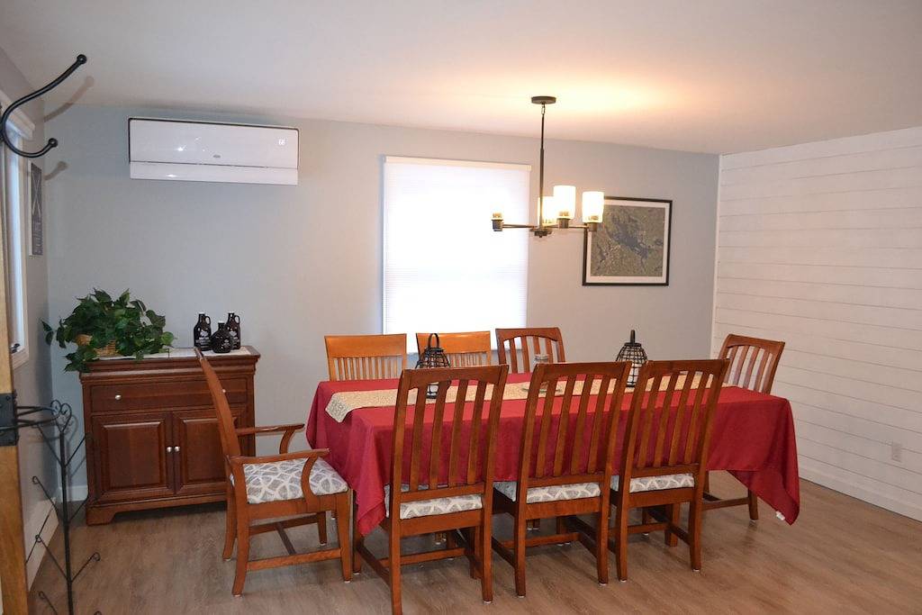 Bike Week 2026 Available!! 4Br, 2 Bath Dates open Late May and June sleeps 7 in Gilford, Lake Winnipesaukee