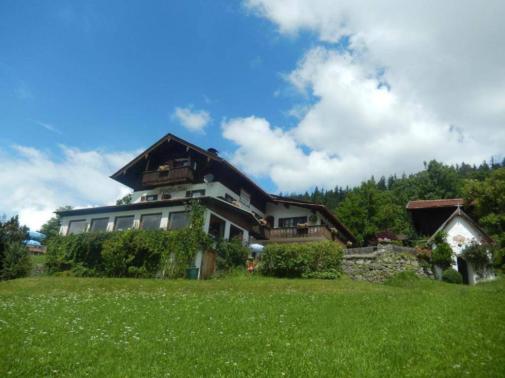 Pfeiffer Alm mit Blick auf die Zugspitze in Garmisch-Partenkirchen, Bayerische Alpen
