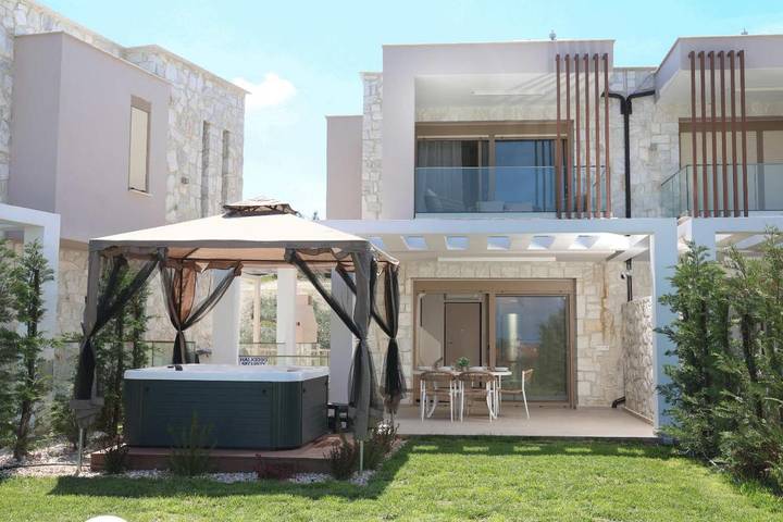 Ferienhaus für 8 Personen, mit Balkon und Terrasse sowie Whirlpool und Garten in Chaniotis