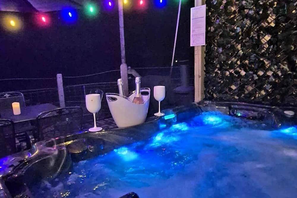 Hot Tub Cottage Near Mourne Mountains | Sleeps 6 + Infants, Pet-Friendly in Grafschaft Down