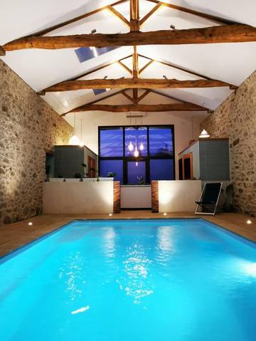 Gîte pour 25 personnes, avec bassin pour enfant et vue ainsi que piscine et jardin à La Flocellière