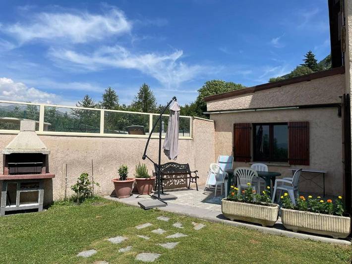 Gîte pour 4 personnes, avec Balcon et Terrasse ainsi que Jardin et Vue à Saint-André-d'Embrun