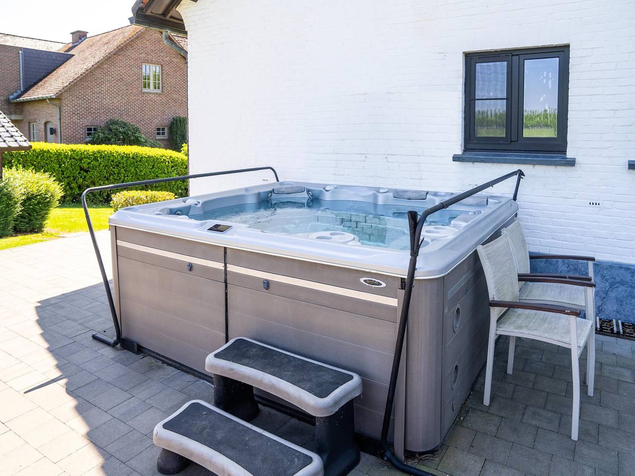 Villa Borgloon vue sur fleurs et jacuzzi in Looz, Limbourg (Belgique)