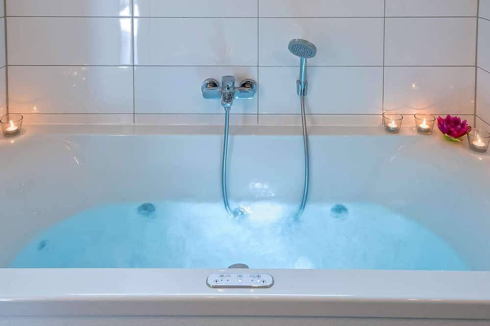 Exklusives Ferienhaus Dieboldsberg: Sauna, Whirlpool, Kamin, Spielempore & Spielplatz in Alpirsbach, Kinzigtal