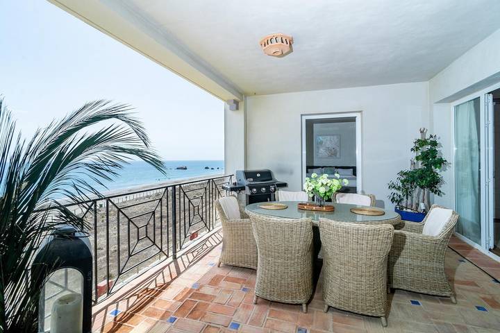 Apartamento para 6 personas, con piscina además de balcón y jardín en Casares Costa