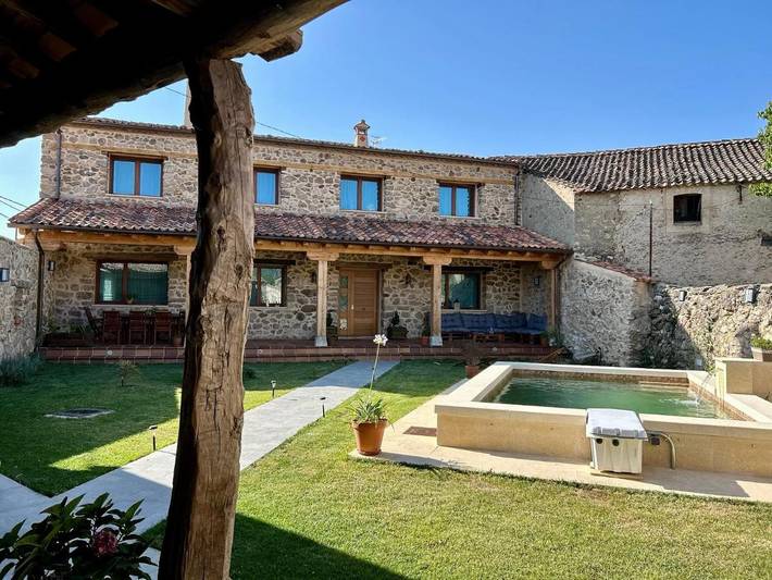 Casa rural para 12 personas, con Balcón y Terraza además de Jardín y Piscina en Turégano