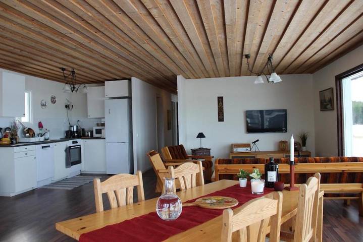 Rotes Ferienhaus mit Panoramablick über den See in Falun, Dalarna
