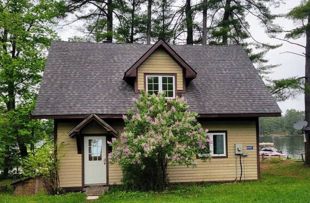Lakefront Muskoka Beautiful Cottage in Muskoka