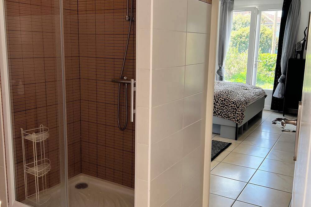 Master suite in single-storey house with terrace and jacuzzi in summer in Gaillac, Región de Albi