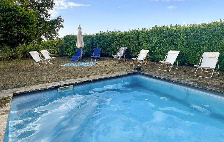 Acogedor apartamento con piscina, jardín y wifi cerca del río Charente in Les Gonds, Saintes region
