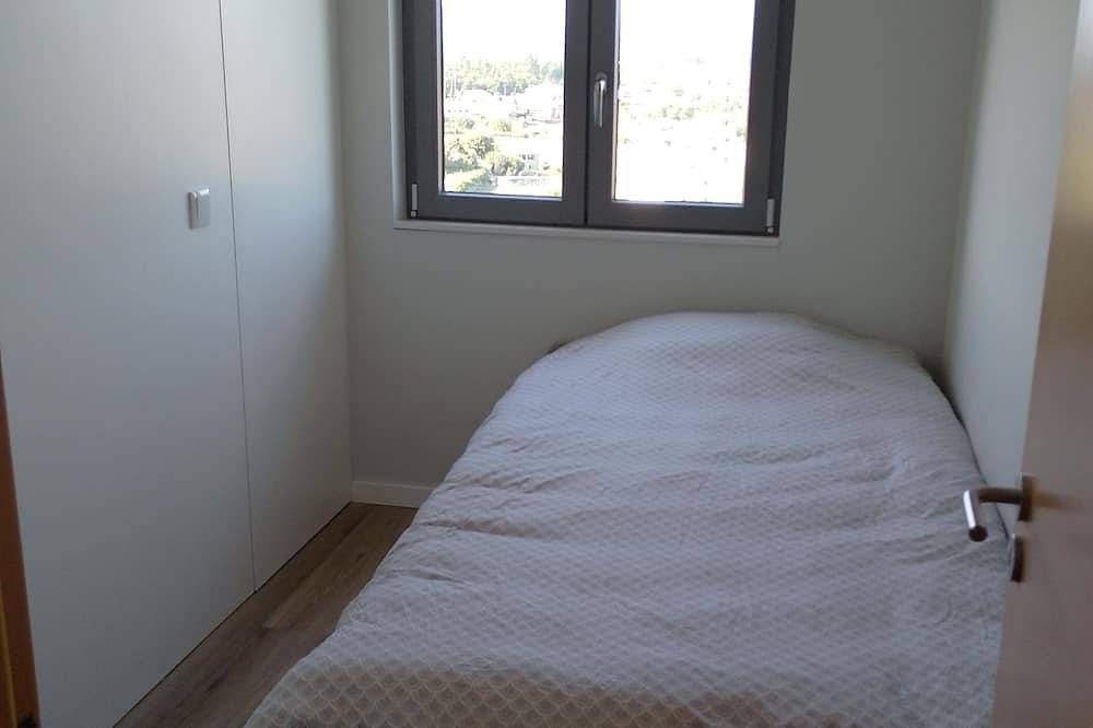 Apartamento entero, Accommodation in house with shared pool, 10mn from Braga. Weekly rental in Passos (São Julião), Braga
