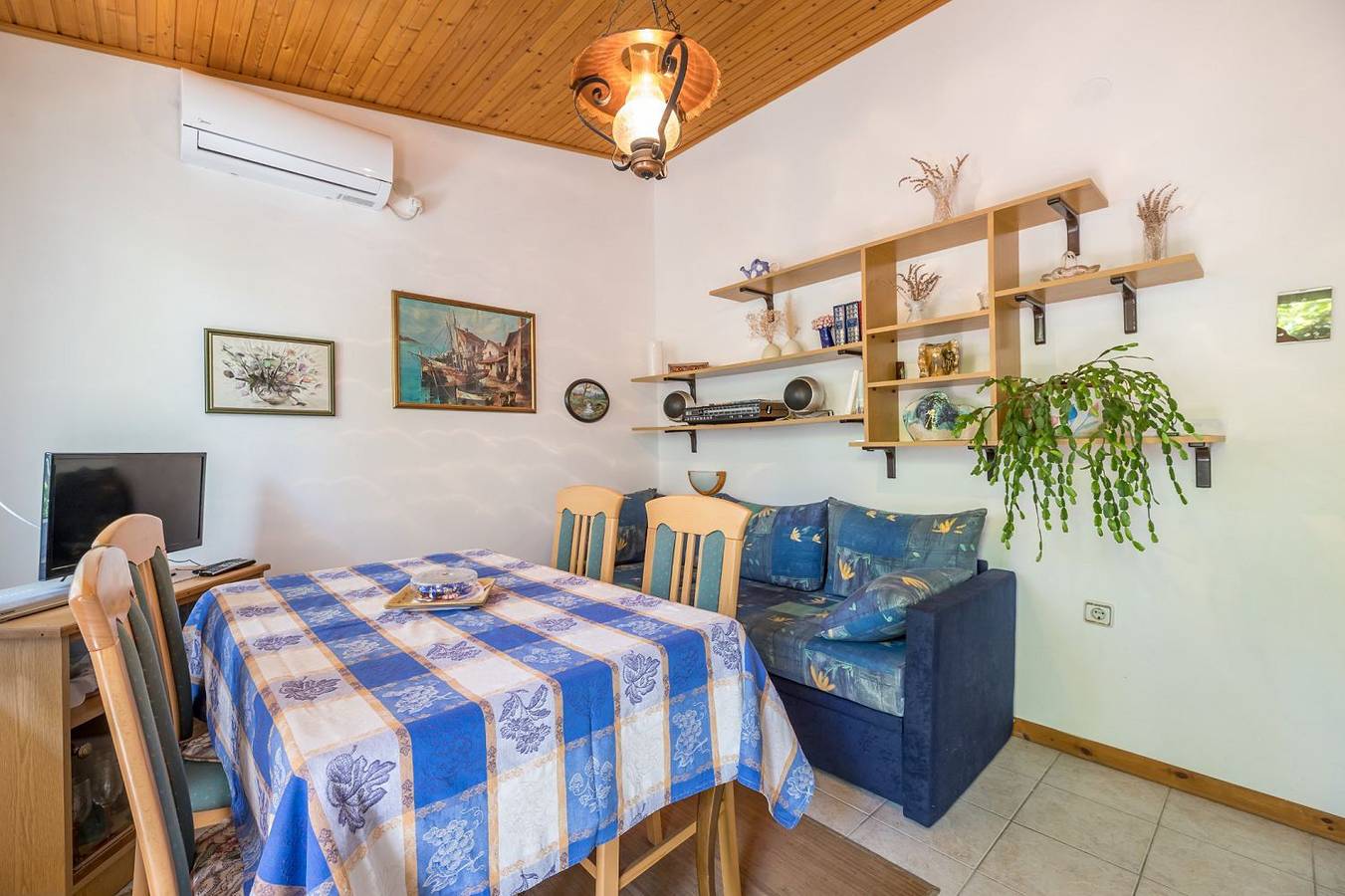 Mediterranes Ferienhaus nur 550 Meter zum Strand mit Grillbereich, privater Terrasse, Parkplatz in Baška, Krk (Croazia)